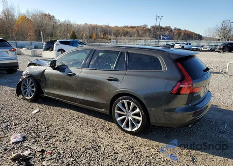 2020 Volvo V60 T5 Momentum z USA, uszkodzony, nr VIN YV1102EK5L2397119